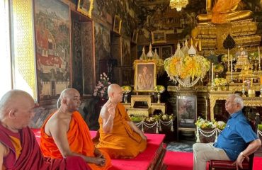 बैंकॉक, थाईलैंड में मंदिर के बौद्ध भिक्षुओं के साथ माननीय राज्यपाल।