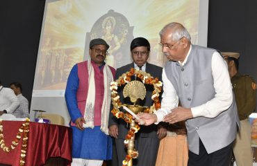 माननीय राज्यपाल दीप प्रज्वलन द्वारा कार्यक्रम का उद्घाटन करते हुए।