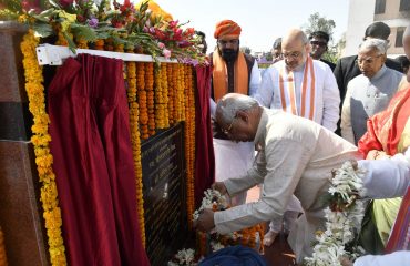 माननीय राज्यपाल स्वर्गीय कल्याशपति मिश्र की प्रतिमा पर पुष्पांजलि अर्पित करते हुए।