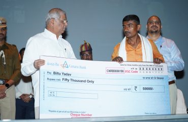 माननीय राज्यपाल ने लाभार्थी को चेक सौंपा