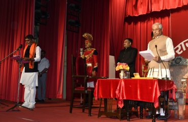 माननीय राज्यपाल ने माननीय मंत्रियों को पद एवं गोपनीयता की शपथ दिलाई।