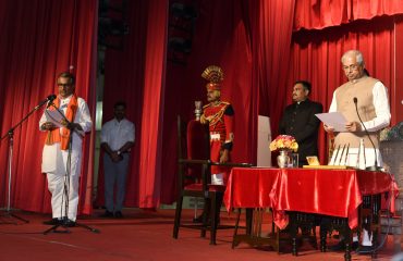 माननीय राज्यपाल ने माननीय मंत्रियों को पद एवं गोपनीयता की शपथ दिलाई।