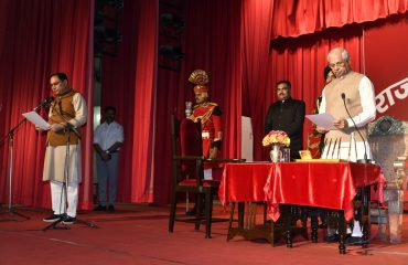 माननीय राज्यपाल ने माननीय मंत्रियों को पद एवं गोपनीयता की शपथ दिलाई।