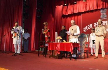 माननीय राज्यपाल ने माननीय मंत्रियों को पद एवं गोपनीयता की शपथ दिलाई।