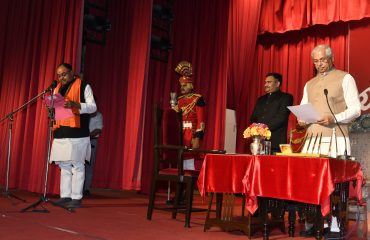माननीय राज्यपाल ने माननीय मंत्रियों को पद एवं गोपनीयता की शपथ दिलाई।