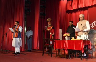 माननीय राज्यपाल ने माननीय मंत्रियों को पद एवं गोपनीयता की शपथ दिलाई।