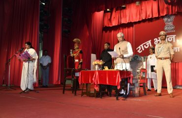 माननीय राज्यपाल ने माननीय मंत्रियों को पद एवं गोपनीयता की शपथ दिलाई।