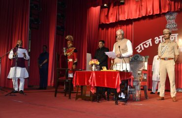 माननीय राज्यपाल ने माननीय मंत्रियों को पद एवं गोपनीयता की शपथ दिलाई।