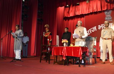 माननीय राज्यपाल ने माननीय मंत्रियों को पद एवं गोपनीयता की शपथ दिलाई।