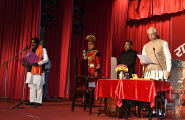 माननीय राज्यपाल ने माननीय मंत्रियों को पद एवं गोपनीयता की शपथ दिलाई।
