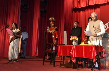 माननीय राज्यपाल ने माननीय मंत्रियों को पद एवं गोपनीयता की शपथ दिलाई।