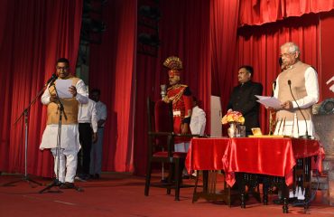 माननीय राज्यपाल ने माननीय मंत्रियों को पद एवं गोपनीयता की शपथ दिलाई।