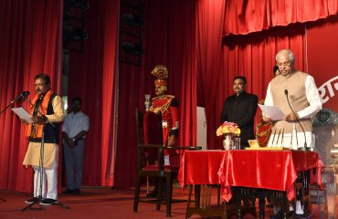 माननीय राज्यपाल ने माननीय मंत्रियों को पद एवं गोपनीयता की शपथ दिलाई।