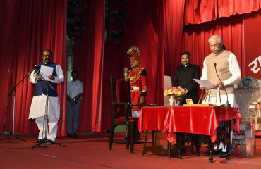 माननीय राज्यपाल ने माननीय मंत्रियों को पद एवं गोपनीयता की शपथ दिलाई।