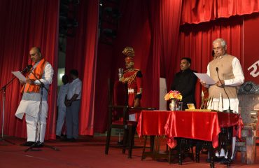 माननीय राज्यपाल ने माननीय मंत्रियों को पद एवं गोपनीयता की शपथ दिलाई।