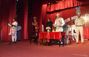 माननीय राज्यपाल ने माननीय मंत्रियों को पद एवं गोपनीयता की शपथ दिलाई।
