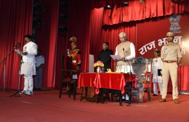 माननीय राज्यपाल ने माननीय मंत्रियों को पद एवं गोपनीयता की शपथ दिलाई।