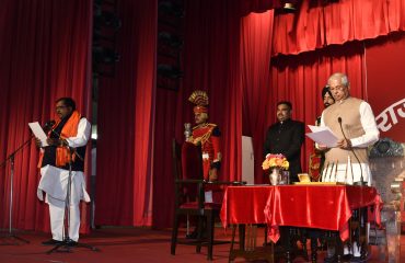 माननीय राज्यपाल ने माननीय मंत्रियों को पद एवं गोपनीयता की शपथ दिलाई।