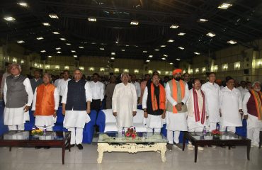 कार्यक्रम में उपस्थित माननीय महानुभाव।
