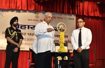 माननीय राज्यपाल ने दीप प्रज्वलन द्वारा कार्यक्रम का उद्घाटन किया।