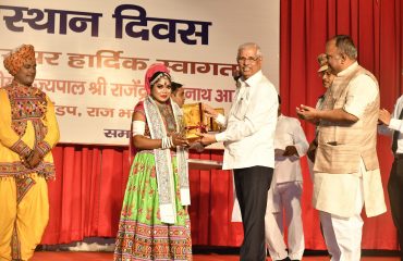 Honorable Governor presenting memento to participants.