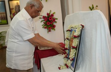 Honorable Governor garlanding the image of Bharat Mata.
