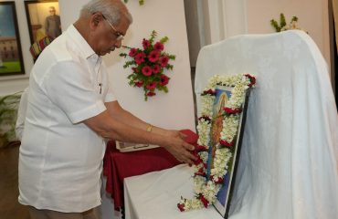 भारत माता के चित्र पर माल्यार्पण करते हुए माननीय राज्यपाल।