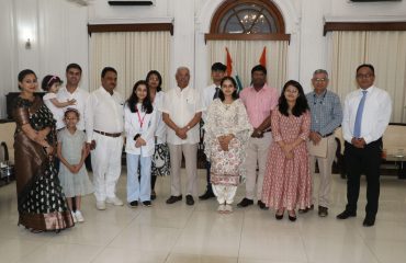 अतिथियों के साथ माननीय राज्यपाल।