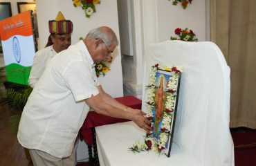 भारत माता के चित्र पर माल्यार्पण करते हुए माननीय राज्यपाल।