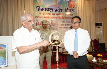 माननीय राज्यपाल ने दीप प्रज्वलन द्वारा कार्यक्रम का उद्घाटन किया।