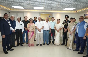 अतिथियों के साथ माननीय राज्यपाल।