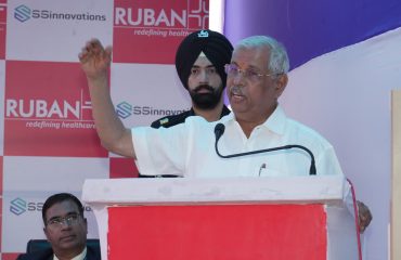 कार्यक्रम में लोगों को संबोधित करते माननीय राज्यपाल।