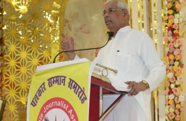 कार्यक्रम में लोगों को संबोधित करते माननीय राज्यपाल।