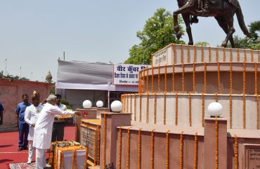 महामहिम ने विजय दिवस के अवसर पर वीर कुंवर सिंह को नमन किया ।