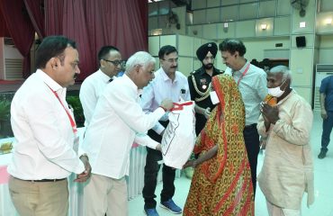 टीबी रोगियों को पौष्टिक आहार किट वितरित करते माननीय राज्यपाल।