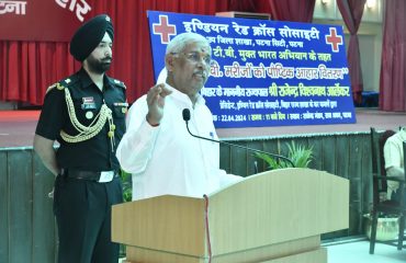 कार्यक्रम में लोगों को संबोधित करते माननीय राज्यपाल।