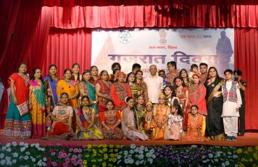 Honorable Governor with all the participants.