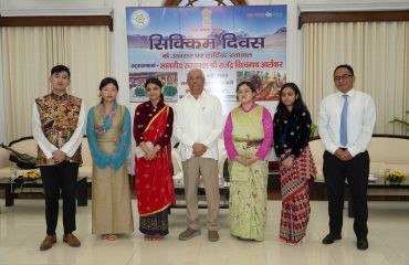 सभी आमंत्रितों के साथ ग्रुप फोटोग्राफ।