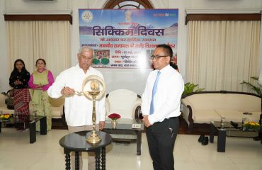 माननीय राज्यपाल ने दीप प्रज्वलन द्वारा कार्यक्रम का उद्घाटन किया।