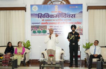कार्यक्रम में सभी लोगों को संबोधित करते हुए माननीय राज्यपाल।