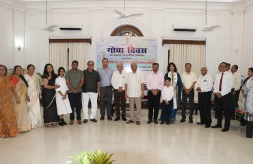 माननीय राज्यपाल सभी आमंत्रितों के साथ।