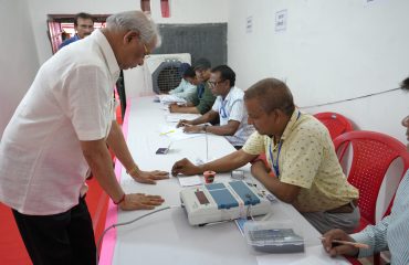 Honorable Governor performing the formalities of casting his vote.