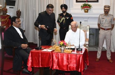 शपथ के बाद दस्तावेज़ पर हस्ताक्षर करते माननीय राज्यपाल।