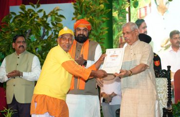 Honorable Governor felicitating the volunteers.
