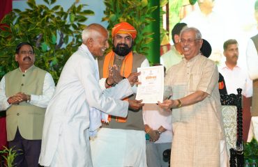 Honorable Governor felicitating the volunteers.