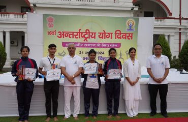 राजभवन में आयोजित योग प्रतियोगिता के विजेताओं के साथ माननीय राज्यपाल।