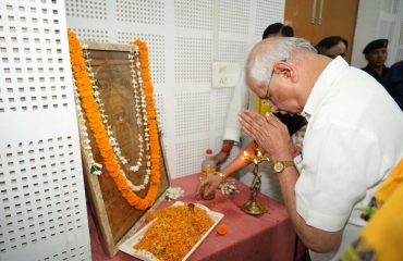 Honorable Governor bowed to the photograph of Sant Kabir Das.