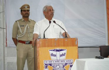 कार्यक्रम में लोगों को संबोधित करते माननीय राज्यपाल।