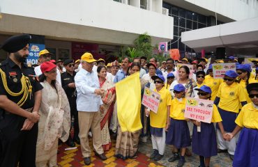 दिव्यांग बच्चों के साथ माननीय राज्यपाल।
