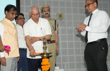 माननीय राज्यपाल दीप प्रज्वलन द्वारा कार्यक्रम का उद्घाटन करते हुए।